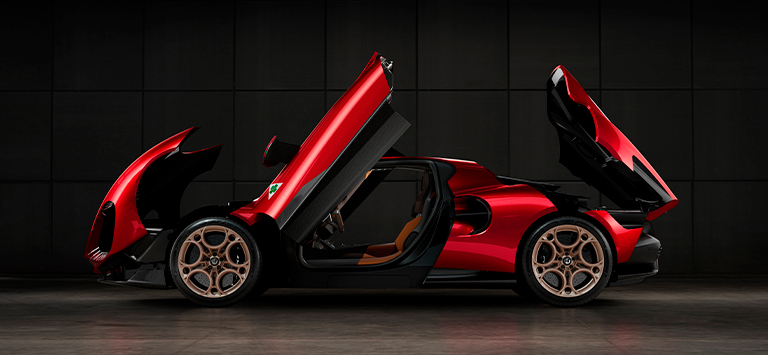 Teatralisk och funktionell öppning av främre och bakre "cofango"